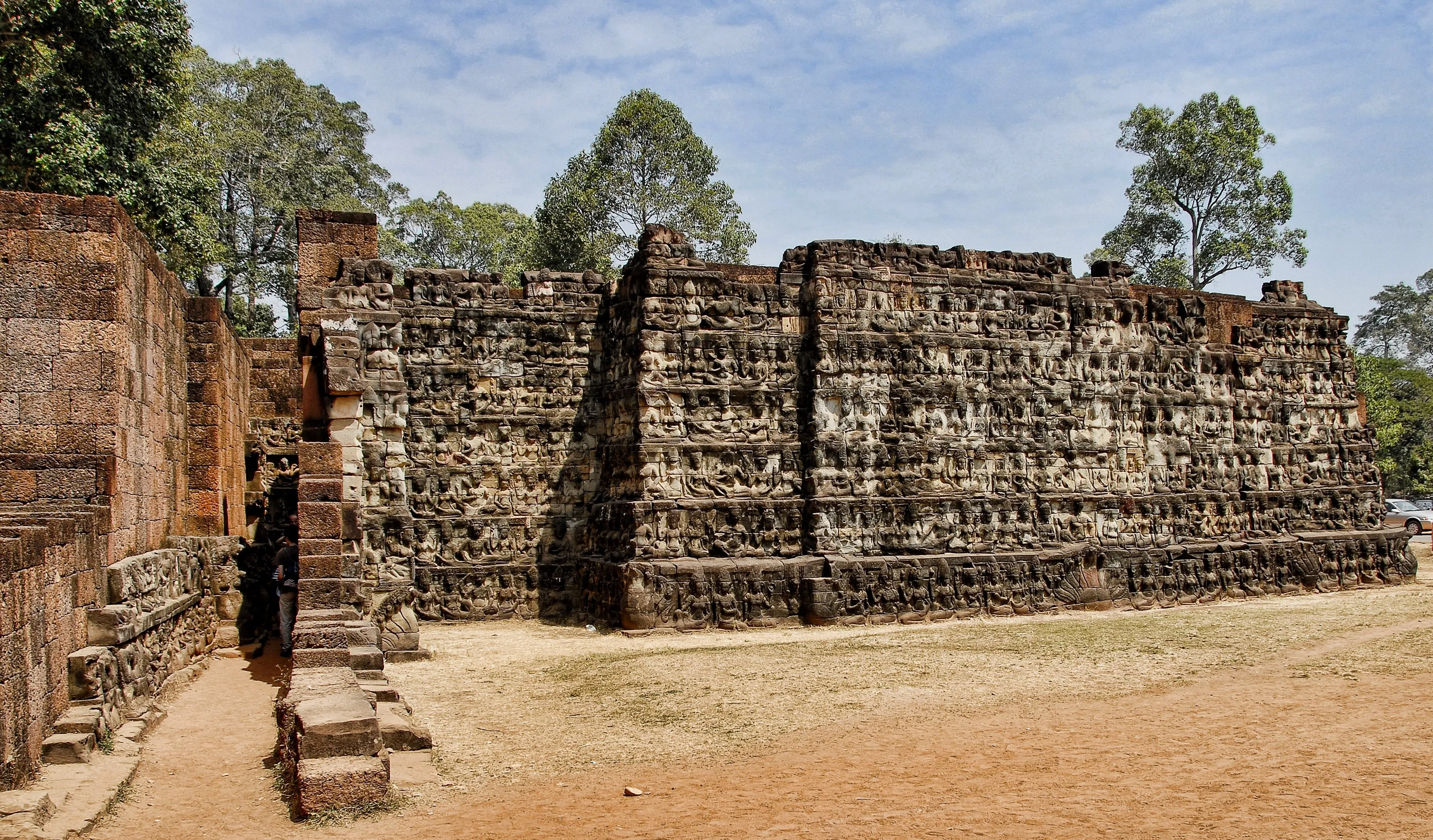 /storage/photos/2/Mekong tour/copy-of-elephant-terrace-in-siem-reap-province-1_1761563103_bx1I07DL.webp